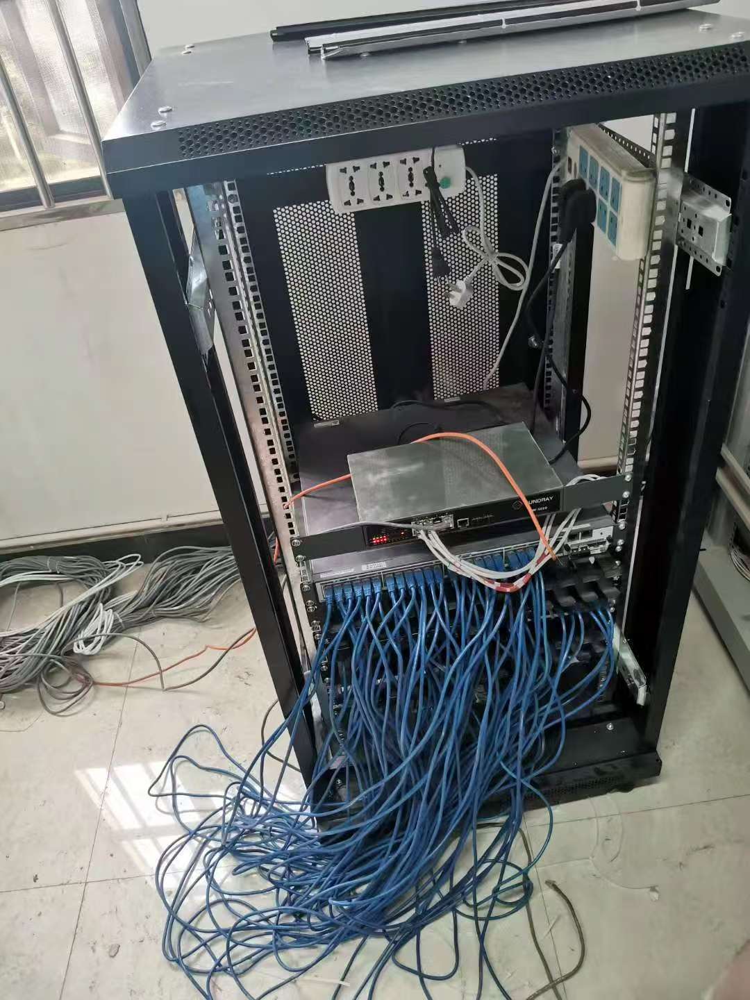 网络机柜设备安装